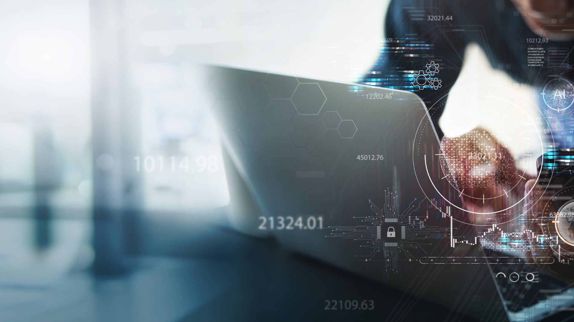 Analyst arbeitet an einer individuellen Datenlösung