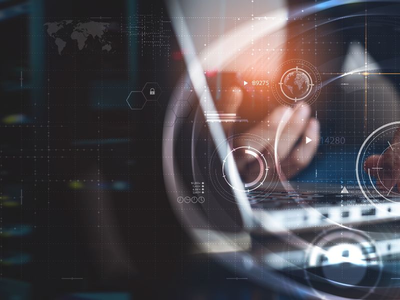 Data Analyst arbeitet mit Marktdaten und Dashboards